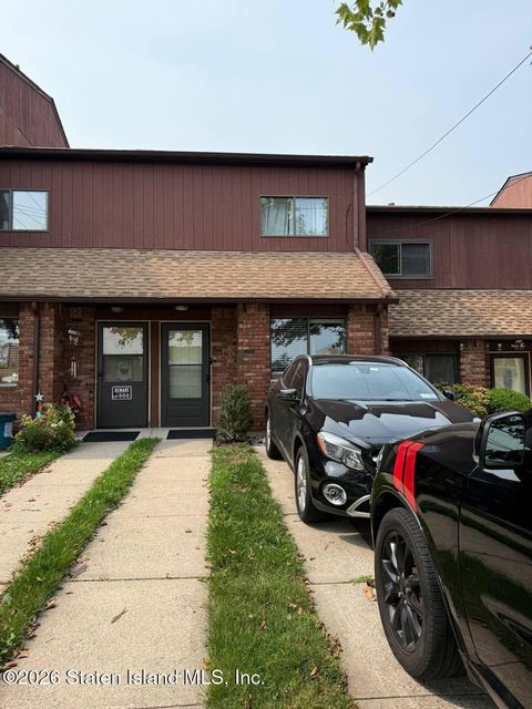 Photo of 915 W Fingerboard Road, Staten Island, NY 10304 (MLS # 2603983)