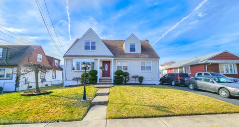 Photo of 208 Mallory Avenue, Staten Island, NY 10305 (MLS # 1159510)