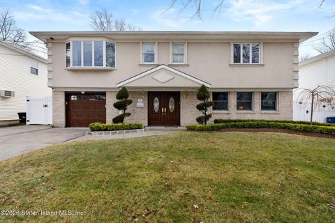 Photo of 63 Dawson Circle, Staten Island, NY 10314 (MLS # 2600419)