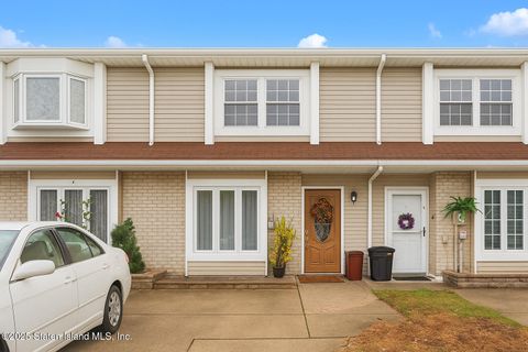 Photo of 48 Adrianne Lane, Staten Island, NY 10303 (MLS # 2506412)