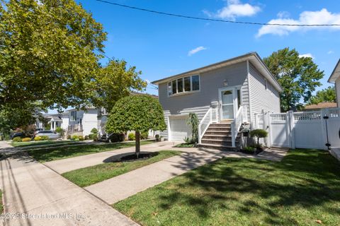 Photo of 97 Lyndale Avenue, Staten Island, NY 10312 (MLS # 2505037)