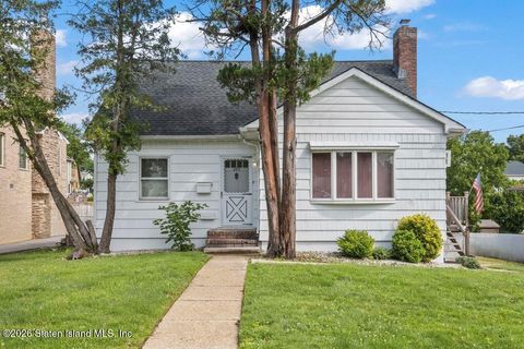 Photo of 223 Darlington Avenue, Staten Island, NY 10312 (MLS # 2603308)