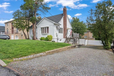 Photo of 223 Darlington Avenue, Staten Island, NY 10312 (MLS # 2603308)
