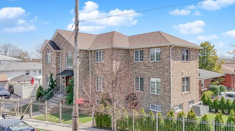 Photo of 186 Laconia Avenue, Staten Island, NY 10305 (MLS # 2504448)