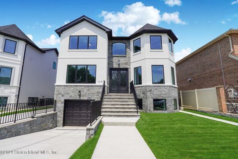 Photo of 1015 Edgegrove Avenue, Staten Island, NY 10309 (MLS # 2404309)