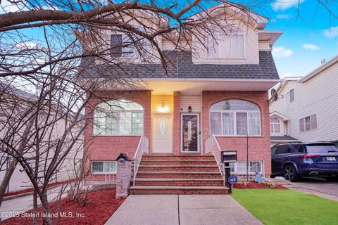 Photo of 61 Sunset Avenue, Staten Island, NY 10314 (MLS # 2501038)