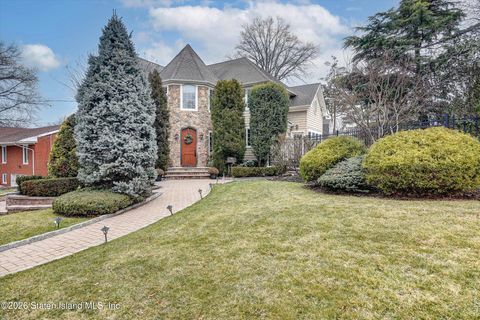 Photo of 215 Lawrence Avenue, Staten Island, NY 10310 (MLS # 2600404)