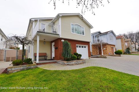 Photo of 160 Memphis Avenue, Staten Island, NY 10312 (MLS # 2400320)