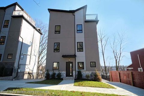 Photo of 37 Ridgefield Avenue, Staten Island, NY 10305 (MLS # 1156316)