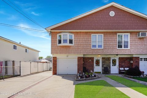Photo of 44 Oliver Place, Staten Island, NY 10314 (MLS # 2404939)