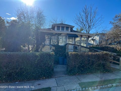 Photo of 14 Longview Road, Staten Island, NY 10304 (MLS # 2406709)