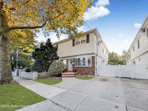 Photo of 154 Dongan Hills Avenue, Staten Island, NY 10305 (MLS # 2506197)