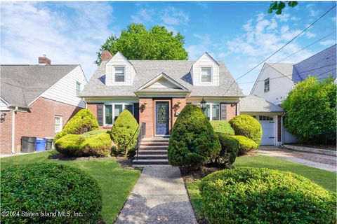 Photo of 63 W Raleigh Avenue, Staten Island, NY 10310 (MLS # 2403544)