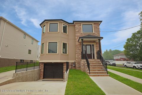 Photo of 66 Center Street, Staten Island, NY 10306 (MLS # 1151229)