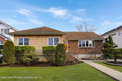 Photo of 306 Oldfield Street, Staten Island, NY 10306 (MLS # 2401171)