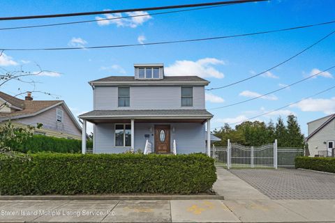 Photo of 305 Husson Street, Staten Island, NY 10306 (MLS # 1165039)