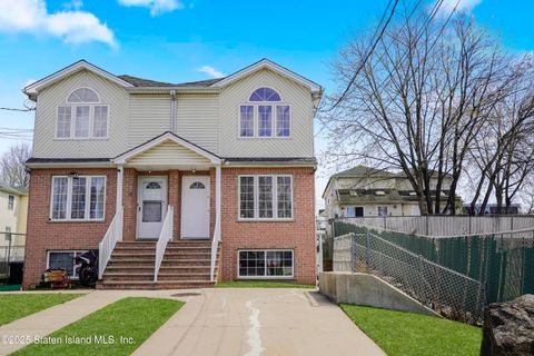 Photo of 15 Mann Avenue, Staten Island, NY 10314 (MLS # 2502284)