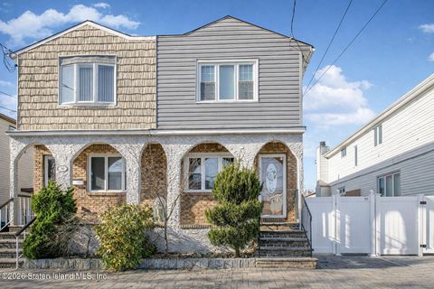 Photo of 366 Montreal Avenue, Staten Island, NY 10306 (MLS # 2601335)