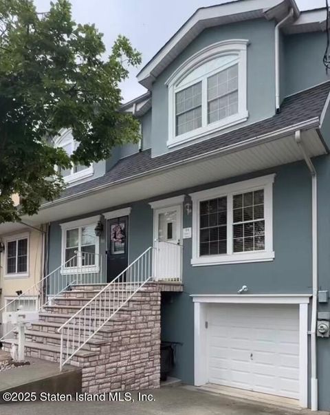 Photo of 94 Sharrott Avenue, Staten Island, NY 10309 (MLS # 2504090)