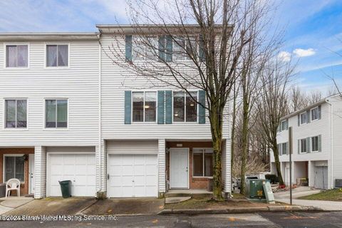 Photo of 128 Ilyssa Way, Staten Island, NY 10312 (MLS # 2406135)