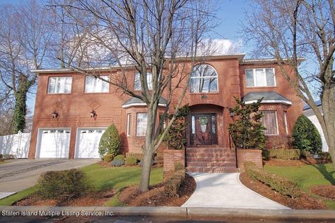 Photo of 11 Palmieri Lane, Staten Island, NY 10309 (MLS # 2400239)