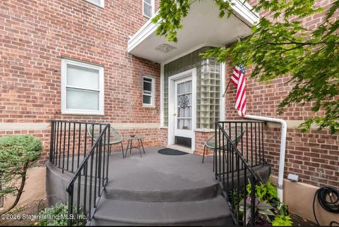 Photo of 565 Castleton Avenue #2b, Staten Island, NY 10301 (MLS # 2602324)