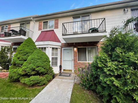 Photo of 576 Golf View Court, Staten Island, NY 10314 (MLS # 1161928)