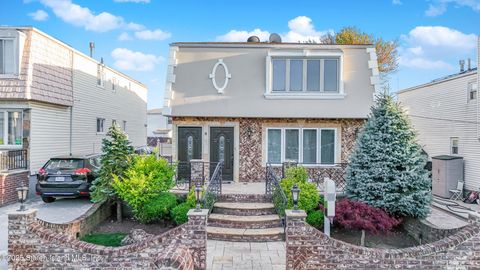 Photo of 8 Rockville Avenue, Staten Island, NY 10314 (MLS # 2502527)