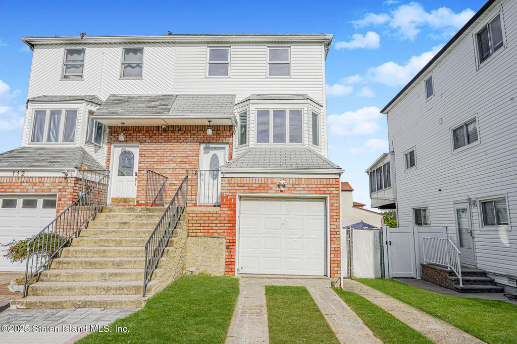 Photo of 110 Lewiston Street, Staten Island, NY 10314 (MLS # 2505035)