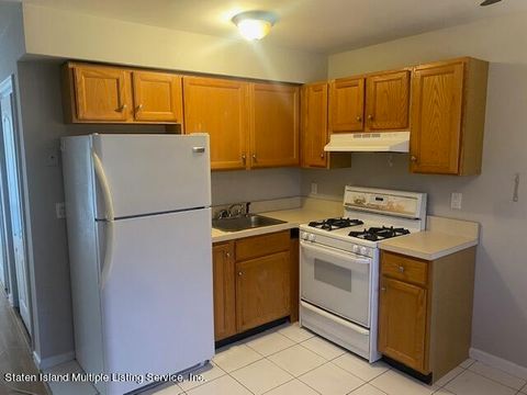 Photo of 150 Alverson Avenue, Staten Island, NY 10309 (MLS # 1160608)