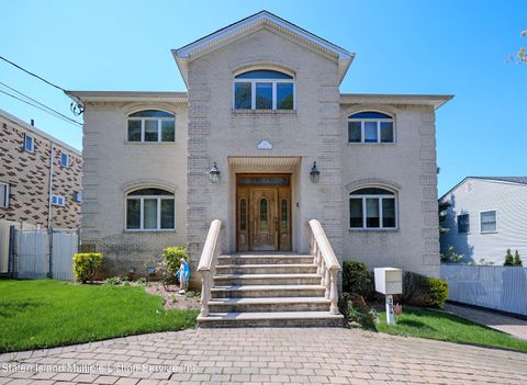 Photo of 354 Todt Hill Road, Staten Island, NY 10314 (MLS # 1161565)