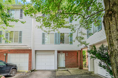 Photo of 162 Ilyssa Way, Staten Island, NY 10312 (MLS # 2504306)