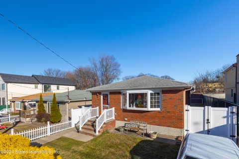 Photo of 47 Suffolk Avenue, Staten Island, NY 10314 (MLS # 2406859)