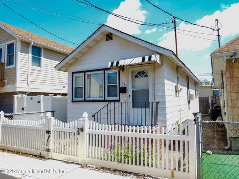 Photo of 27 Center Place, Staten Island, NY 10306 (MLS # 2503587)