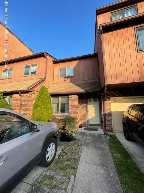 Photo of 31 Alan Loop, Staten Island, NY 10304 (MLS # 1165296)