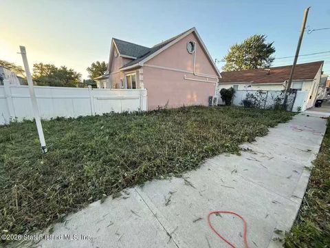 Photo of 237 Freeborn Street, Staten Island, NY 10306 (MLS # 2601465)