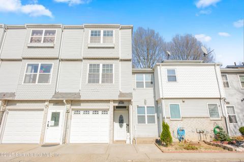 Photo of 106 Lorraine Loop, Staten Island, NY 10309 (MLS # 2501786)