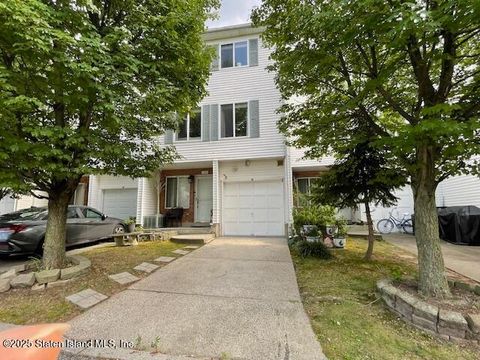 Photo of 159 Aspen Knolls Way, Staten Island, NY 10312 (MLS # 2504191)
