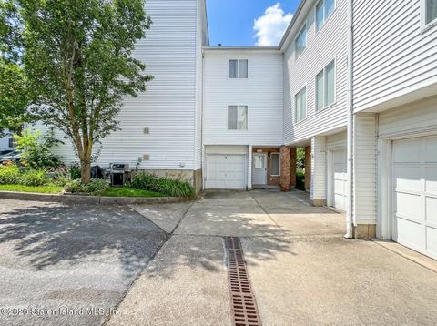 Photo of 45 Jamie Lane, Staten Island, NY 10312 (MLS # 2600258)