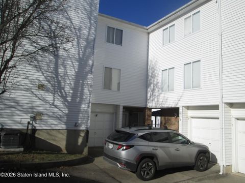 Photo of 45 Jamie Lane, Staten Island, NY 10312 (MLS # 2600258)