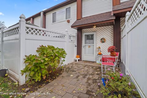 Photo of 101 N Gannon Avenue, Staten Island, NY 10314 (MLS # 1165469)