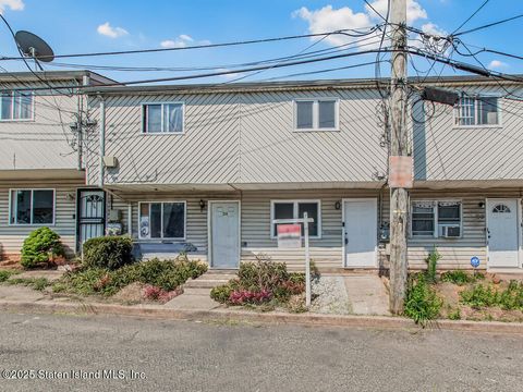 Photo of 22 Betty Court, Staten Island, NY 10303 (MLS # 2505755)
