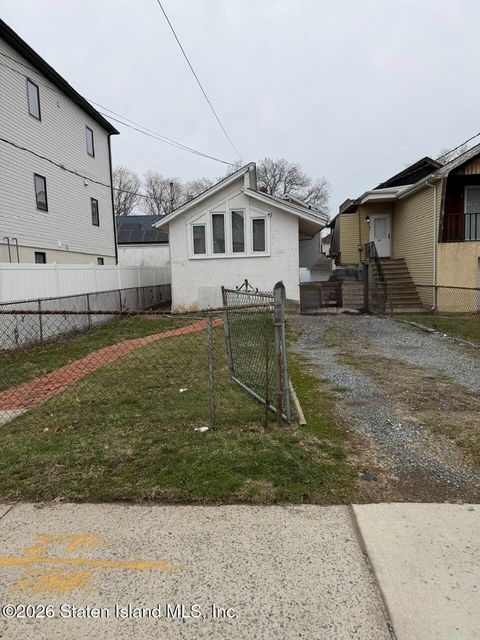 Photo of 285 Norway Avenue, Staten Island, NY 10305 (MLS # 2601308)