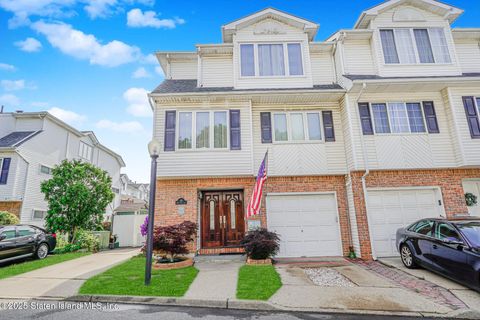 Photo of 49 White Oak Lane, Staten Island, NY 10309 (MLS # 2503439)