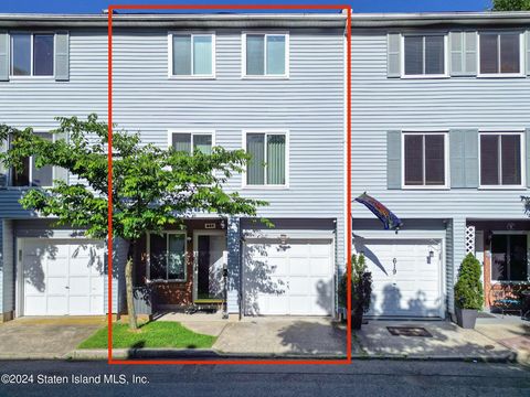 Photo of 621 Ilyssa Way, Staten Island, NY 10312 (MLS # 2403023)