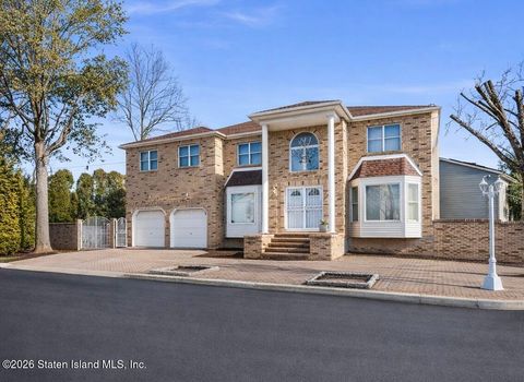 Photo of 21 Kerry Lane, Staten Island, NY 10307 (MLS # 2601553)