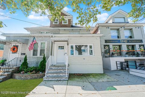 Photo of 304 Cromwell Avenue, Staten Island, NY 10304 (MLS # 2505995)