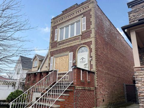 Photo of 28 Jackson Avenue, Staten Island, NY 10305 (MLS # 2401122)