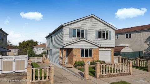 Photo of 368 Fanning Street, Staten Island, NY 10314 (MLS # 2404874)