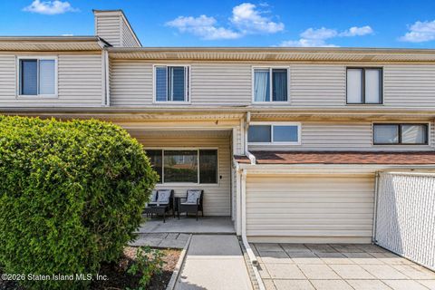 Photo of 4 Ada Drive, Staten Island, NY 10314 (MLS # 2602131)